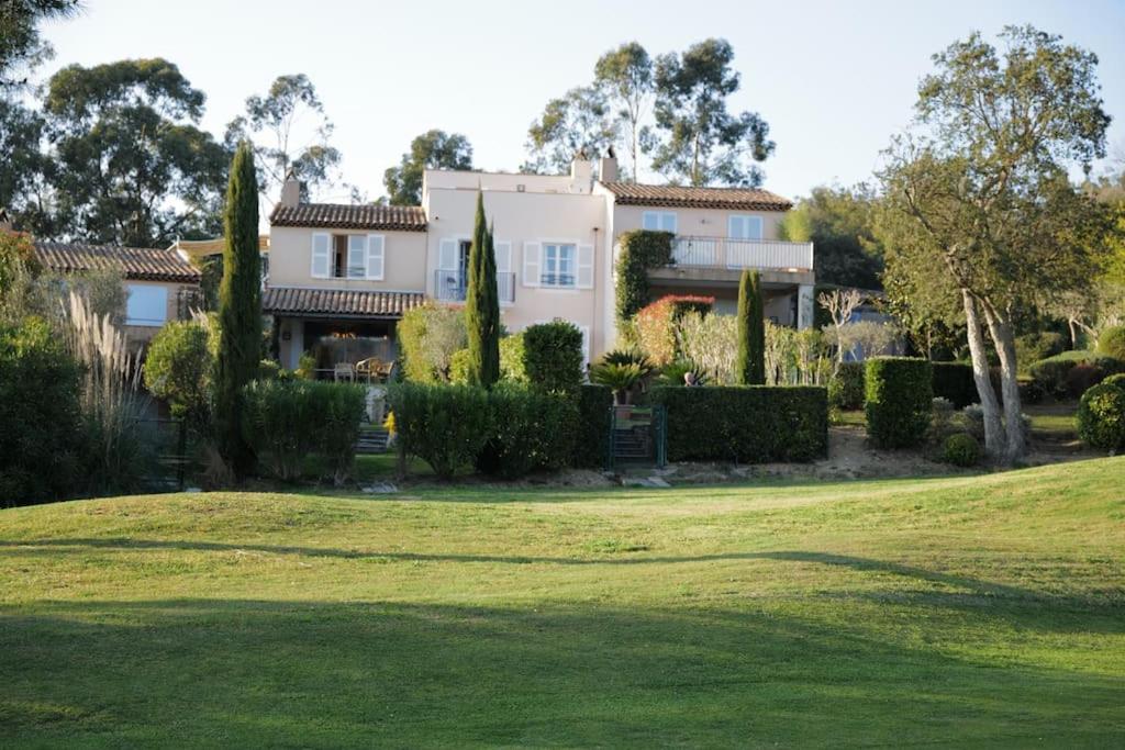 Charmantes Haus Im Golf Club Saint Tropez Exteriér fotografie