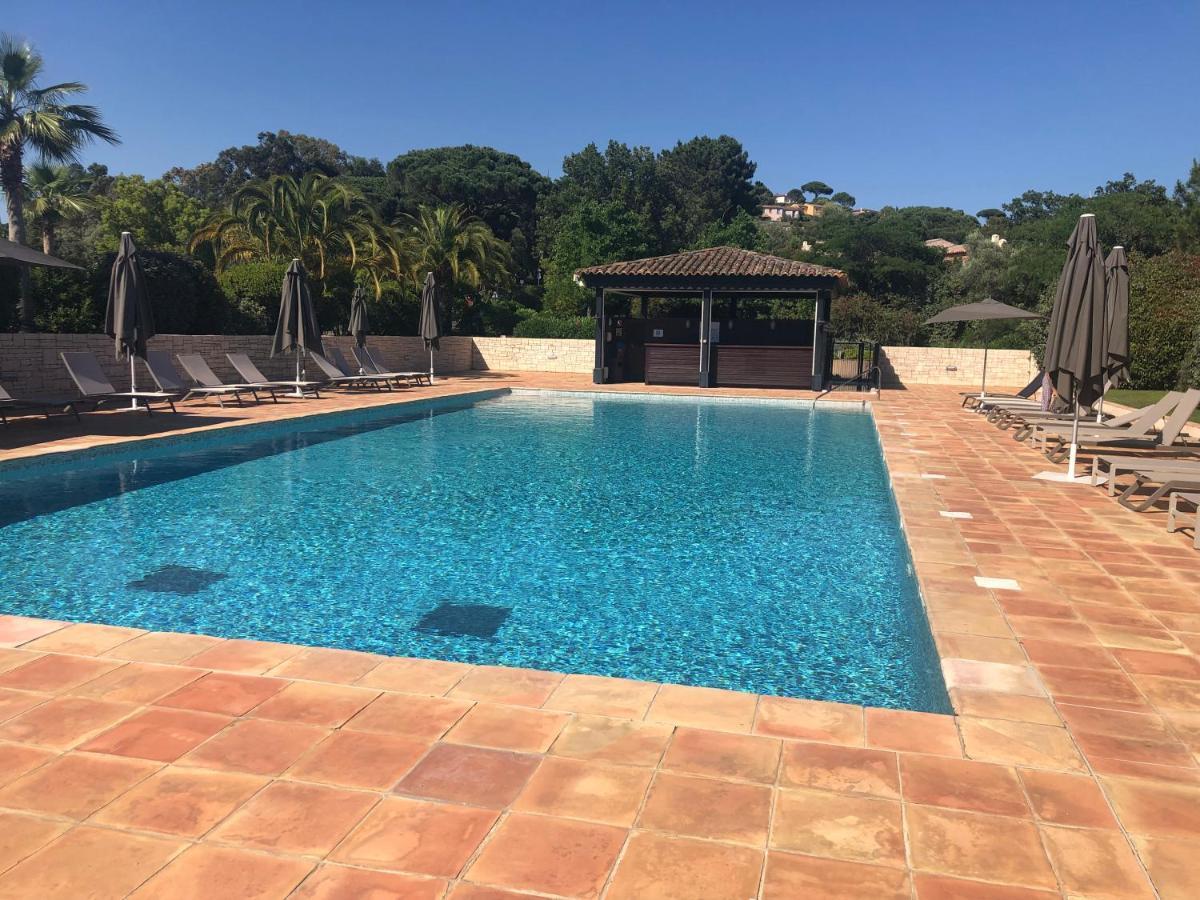Charmantes Haus Im Golf Club Saint Tropez Exteriér fotografie
